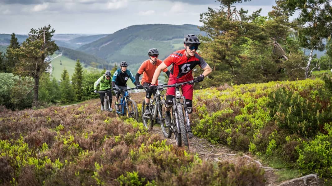 Down Country All Mountain Trailbike der groBe Lesertest 2022 BIKE