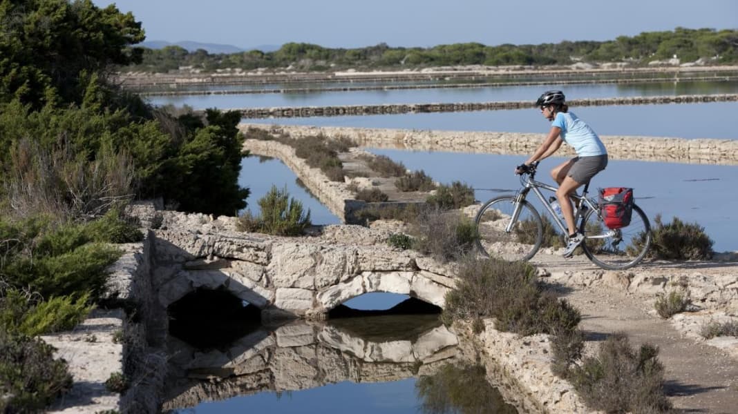 Gemütlich Rad fahren immer am Strand entlang