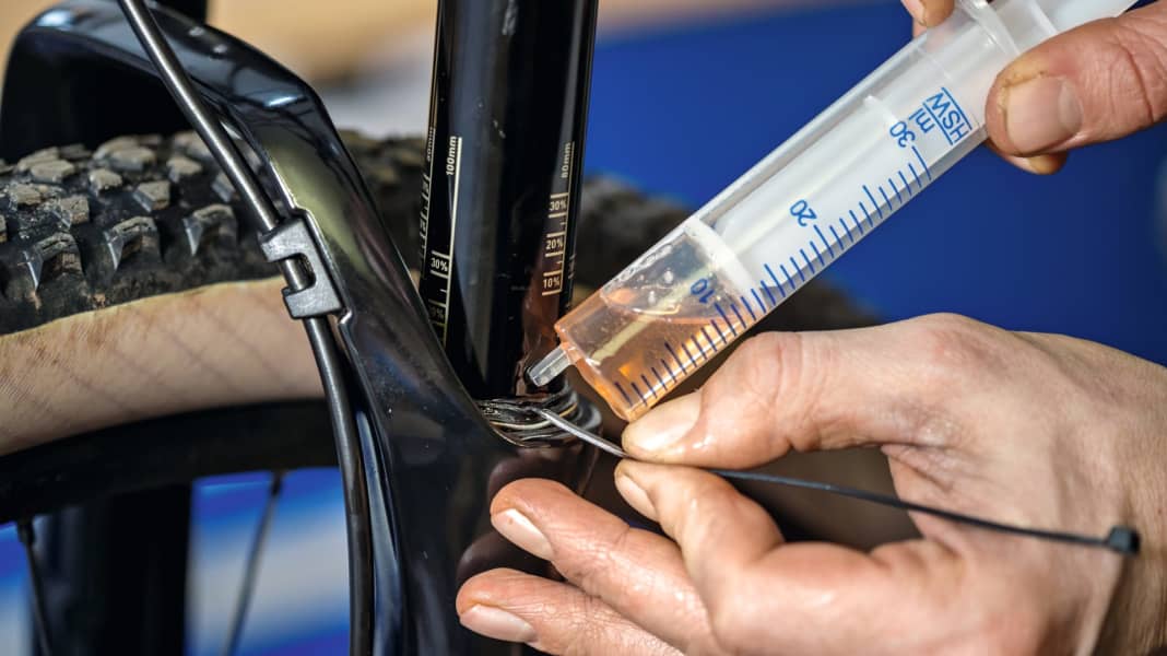 Federgabel-Service zu Hause: Bike-Hacks für die MTB-Gabel