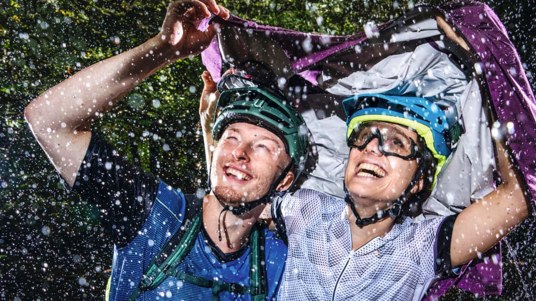 8 MTB-Regenjacken im Labor- und Praxistest