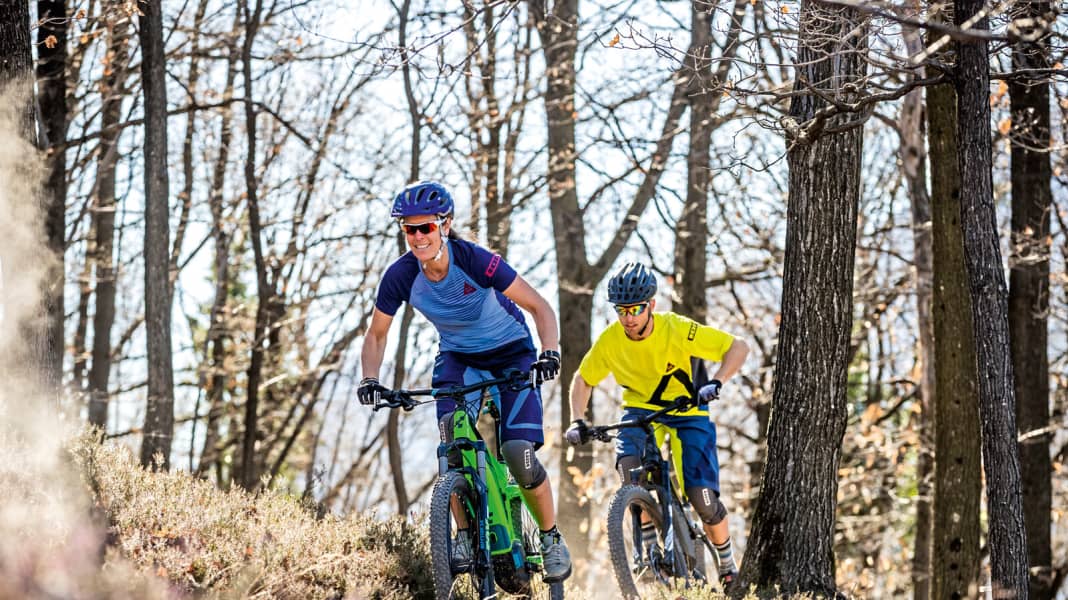 6 günstige E-Fullys im Labor- und Praxistest