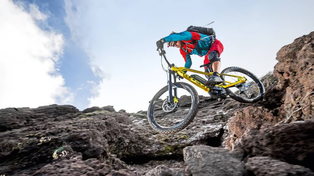 E-MTB-Fahrtechnik: Absätze und Stufen meistern