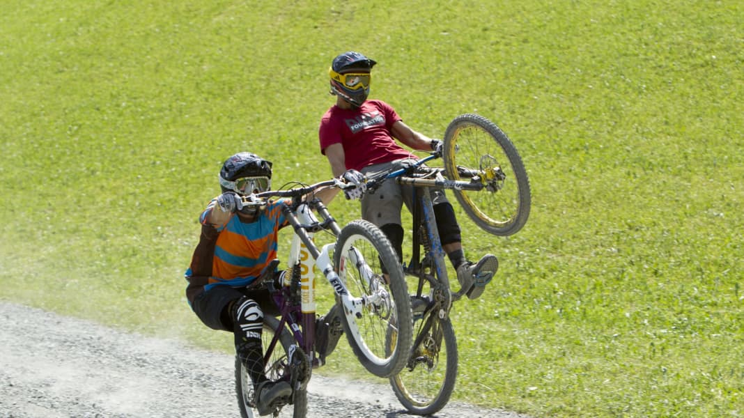 Auf dem Hinterrad surfen