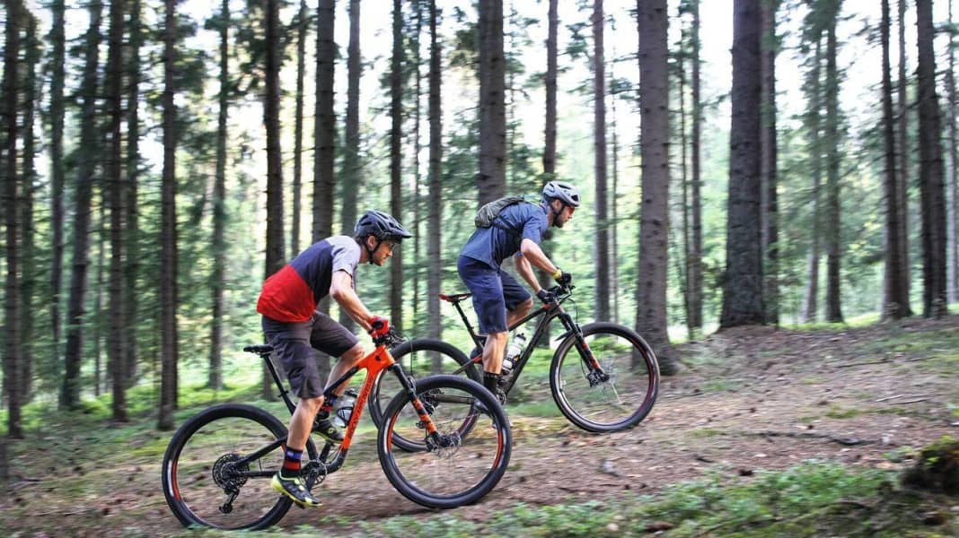 4 sportliche Fullys für lange Touren im BIKE-Test