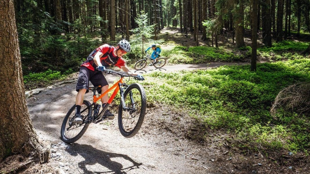 9 Trailbikes bis 2700 Euro im BIKE-Test