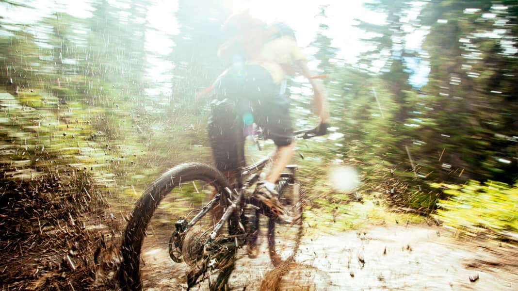 Biken im Herbst: 8 kurze Regenhosen im Test