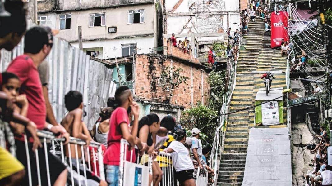 Downhill-Rennen durch die Gassen der Slums von Rio