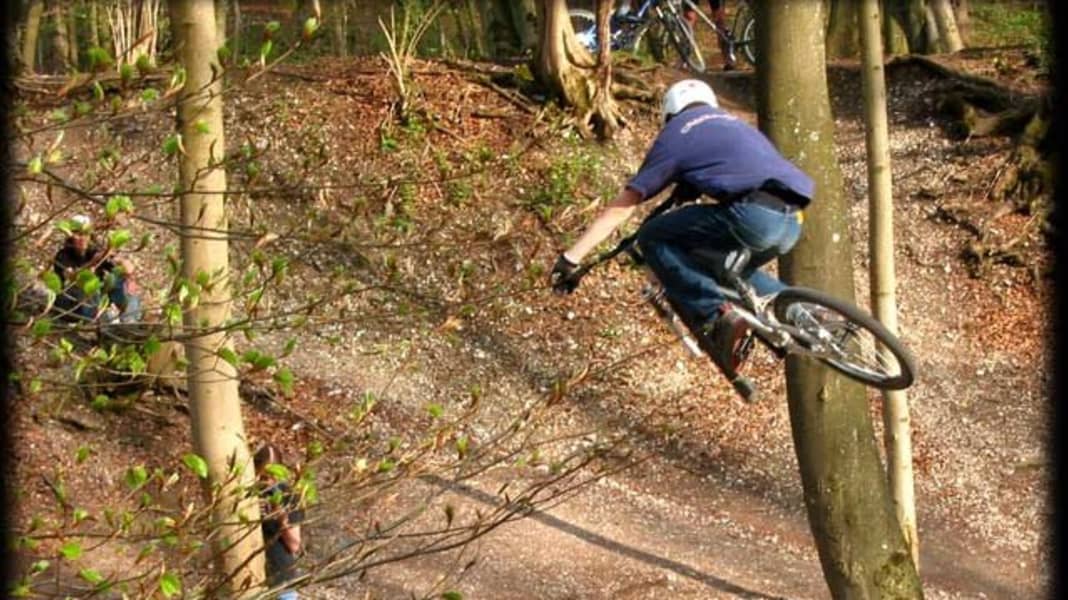 Bombenkrater in München wird platt gemacht