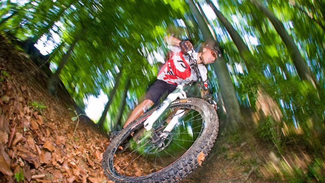 Reifen: Spikes, Winterreifen und herkömmliche Modelle