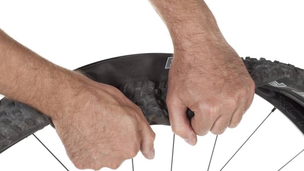 REIFEN: MTB-Reifen ohne Werkzeug einfach wechseln