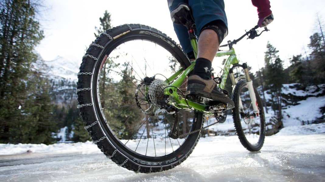 Spitzen-Profil: Spike-Reifen vs. Schneeketten