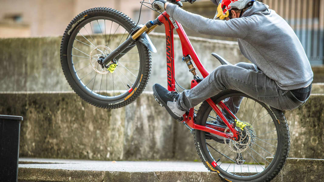 Danny MacAskill killt Reserve Carbon-Felgen