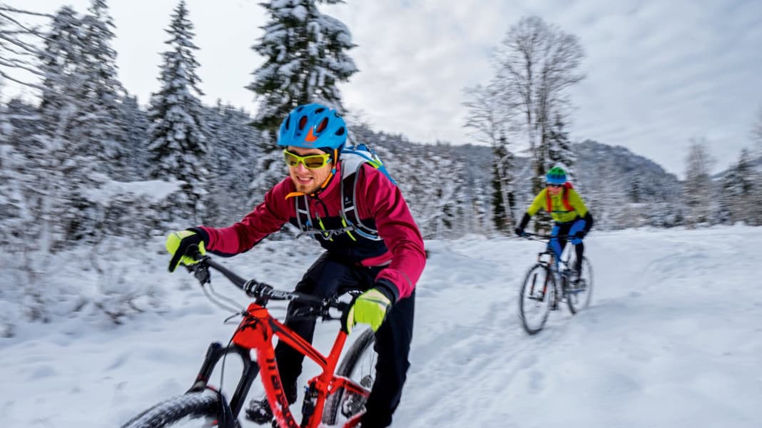 12 Bike-Winterjacken im Praxis- und Labortest | BIKE