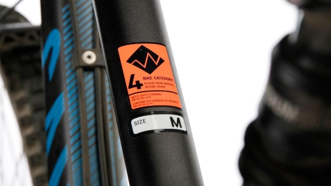 WISSEN: Was bedeuten die Kategorie-Aufkleber am Mountainbike?