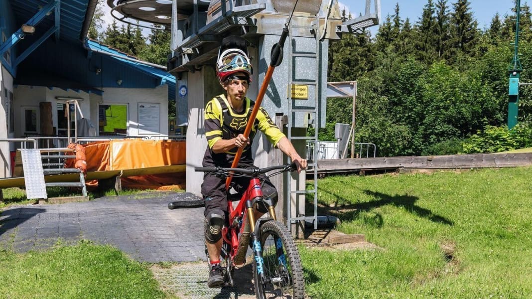 So klappt Schleppliftfahren im Bikepark