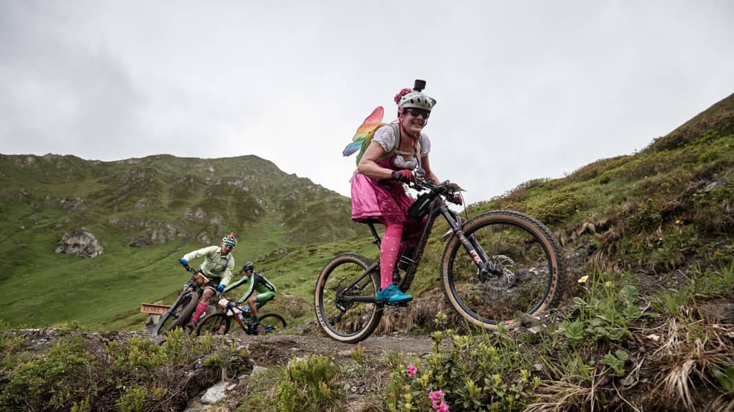 Kopf an Kopfrennen an der Spitze und ein Trachten-Team