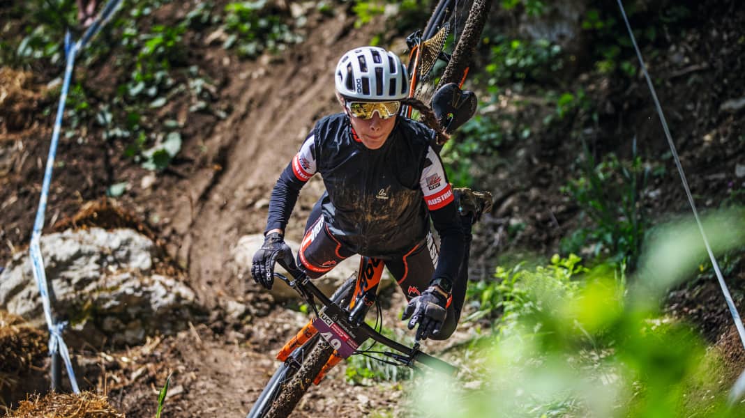 12 leichte MTB-Helme im Crash-Test