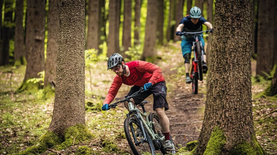 Günstige E-MTBs von Canyon und Giant im Test: Preis gegen Leistung?