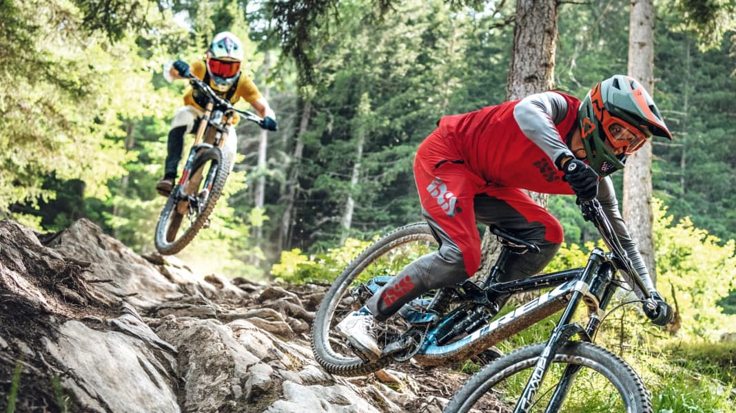 Downhill: Test-Duell Trek Session 9 vs Propain Rage