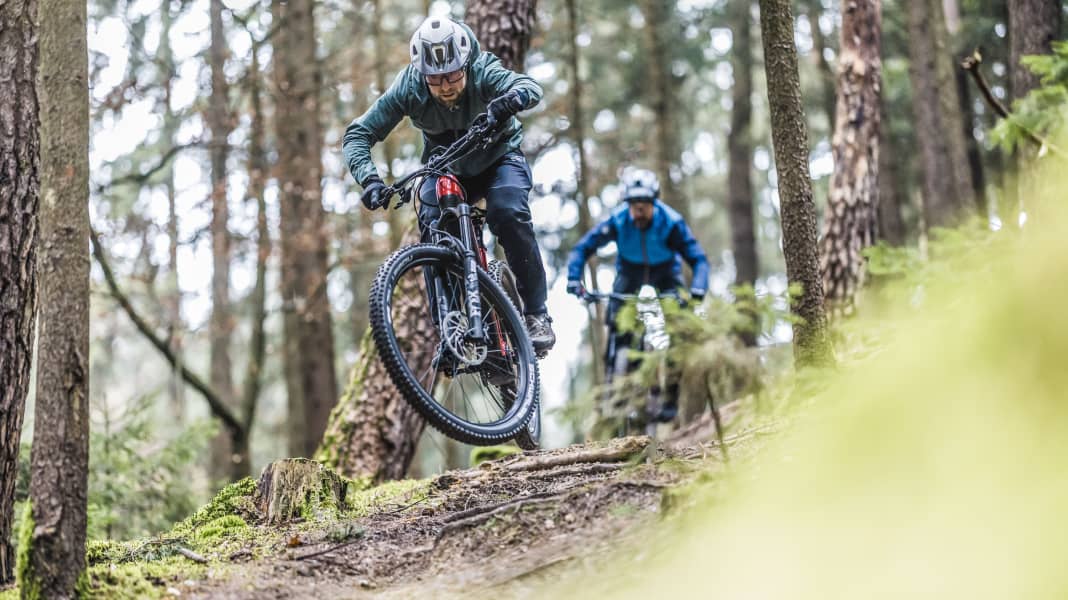 Bulls vs. Conway: E-MTB-Fullys mit Smart-System im Vergleich