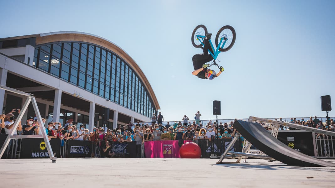 Video: Danny MacAskill mit dem Drop & Roll Team