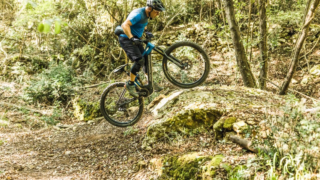 How to: EMTB-Expert-Fahrtechnik #2 - Stufe bergauf bezwingen