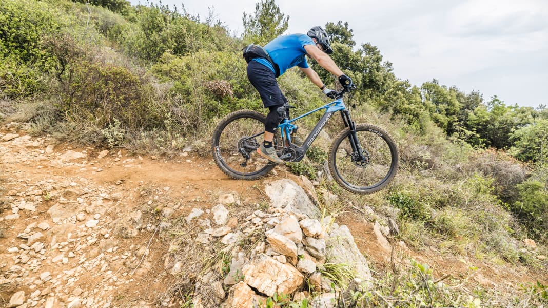 How to: EMTB-Expert-Fahrtechnik #4 – Boost Drop für steile Stufen ohne Anlauf