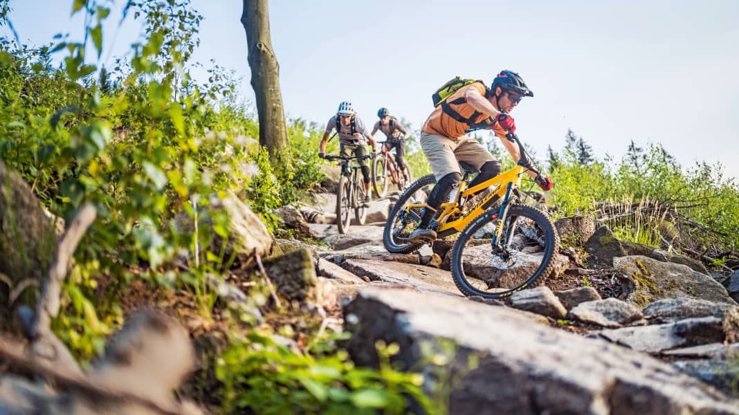 Test Trailbikes 2023: Sechs abfahrtsstarke Trailfullys im Vergleich