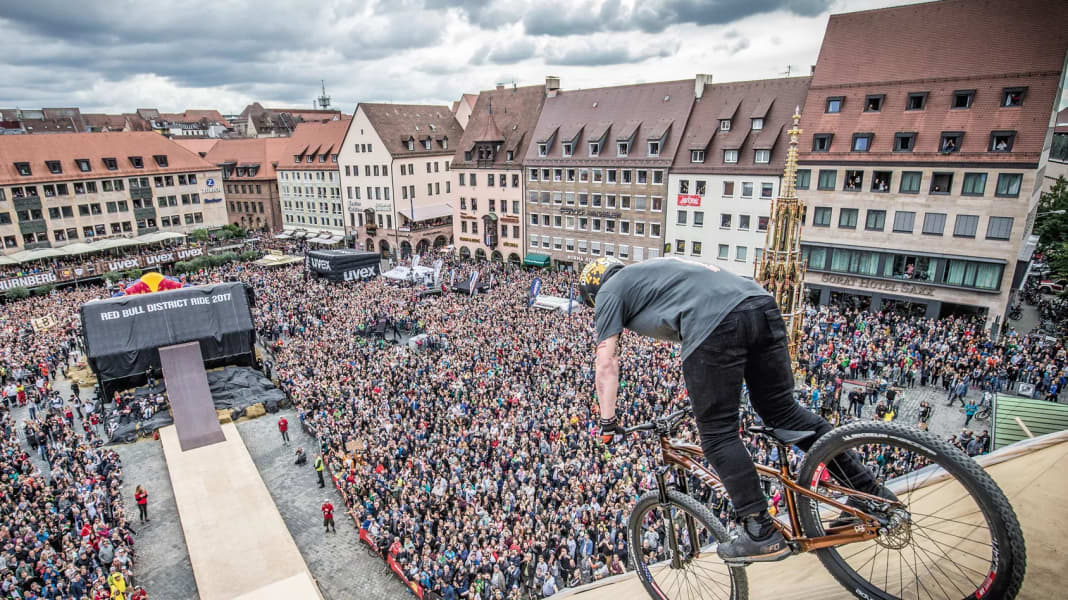 Red Bull District Ride: Slopestyle-Legende Chase baut den Kurs