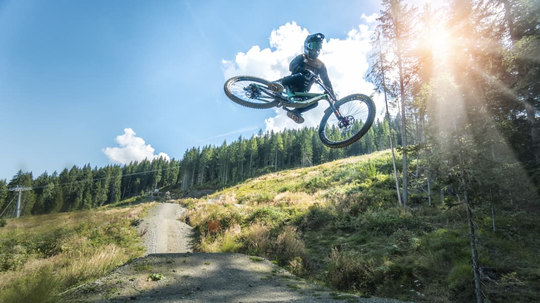 Tipps vom Fahrtechnik-Trainer: Das Geheimnis beim Springen – endlich Airtime!