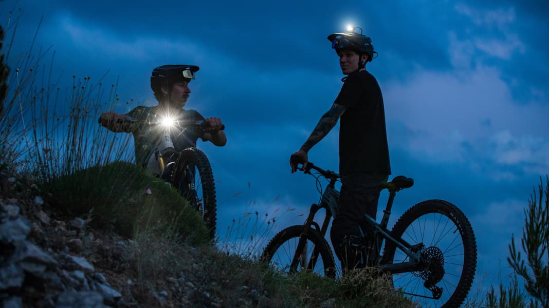 Kaufberatung Lampen: 3 leichte Helmlampen & 3 StVZO-Rücklichter