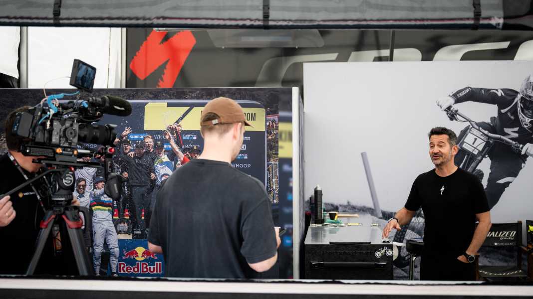 Schlacht um Warner Bros. Discovery: Wo künftig Radrennen streamen?