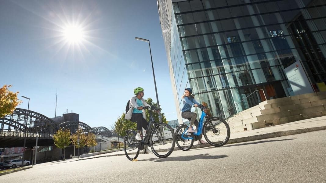 Acht City-Pedelecs mit tiefem Einstieg im Test