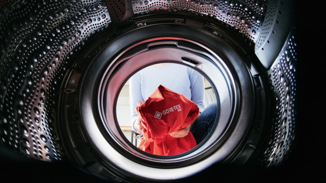 Das kleine Pflegeprogramm: Membrankleidung richtig waschen und pflegen