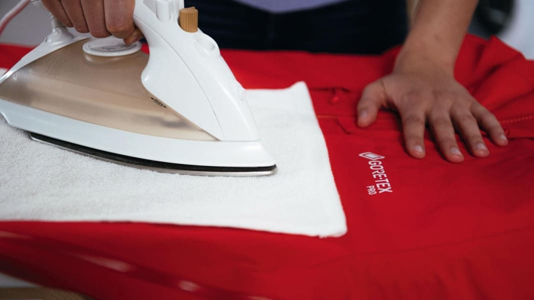 Fahrradbekleidung waschen, imprägnieren, pflegen: Pflege-Tipps für Regenjacke & Co.