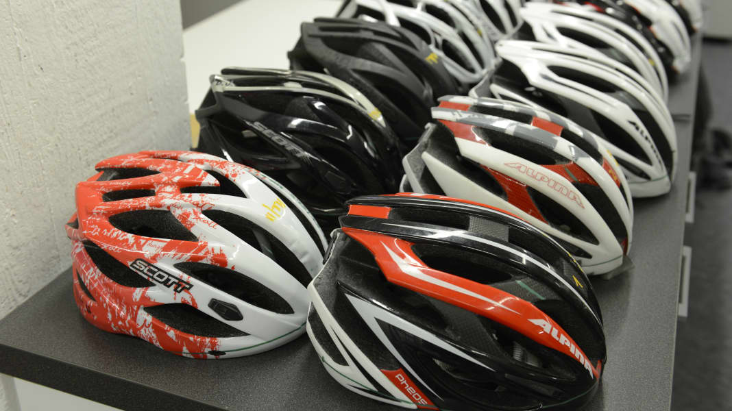 Crashtest: Sicherheit von Fahrradhelmen - So sicher sind alte Rennrad-Helme