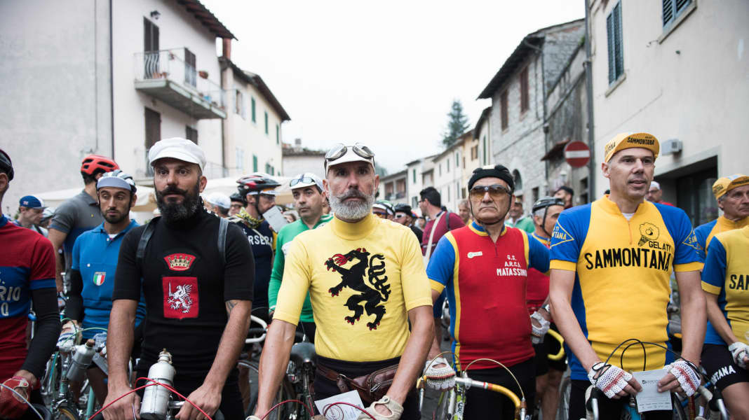 Retro-Rennen auf Naturstraßen - Jubiläumsfahrt der L'Eroica