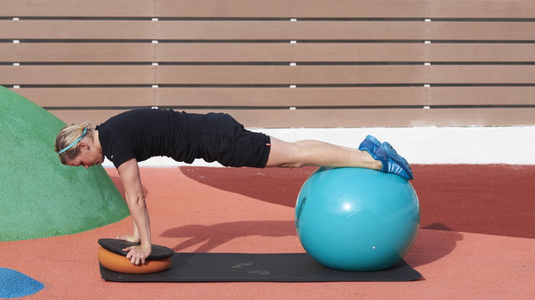 Video: Core-Training mit Canyon-SRAM-Profi Tiffany Cromwell - Tiffany Cromwell zeigt ihre besten Stabi-Übungen