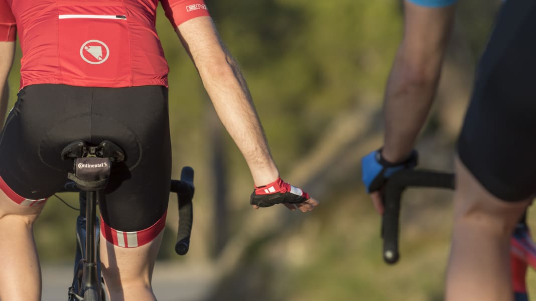 Rennradfahren in der Gruppe: Richtig verständigen mit Handzeichen