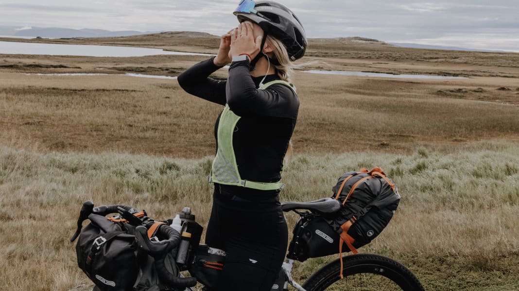 Bikepacking “On Her Own”: Wiebke Lühman radelt im strömenden Regen 3500 Kilometer zum Nordkap
