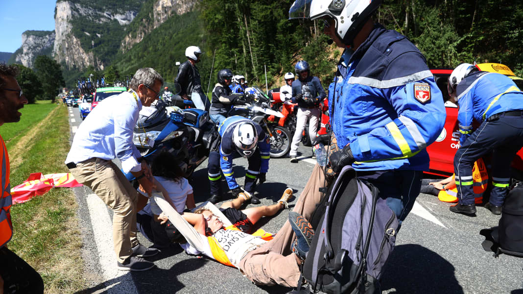 Tour-Etappe unterbrochen: Demonstranten auf der Fahrbahn
