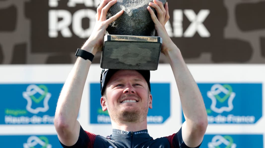 Eintagesrennen Paris-Roubaix - Paris-Roubaix: Sieger van Baarle holt sich den Pflasterstein