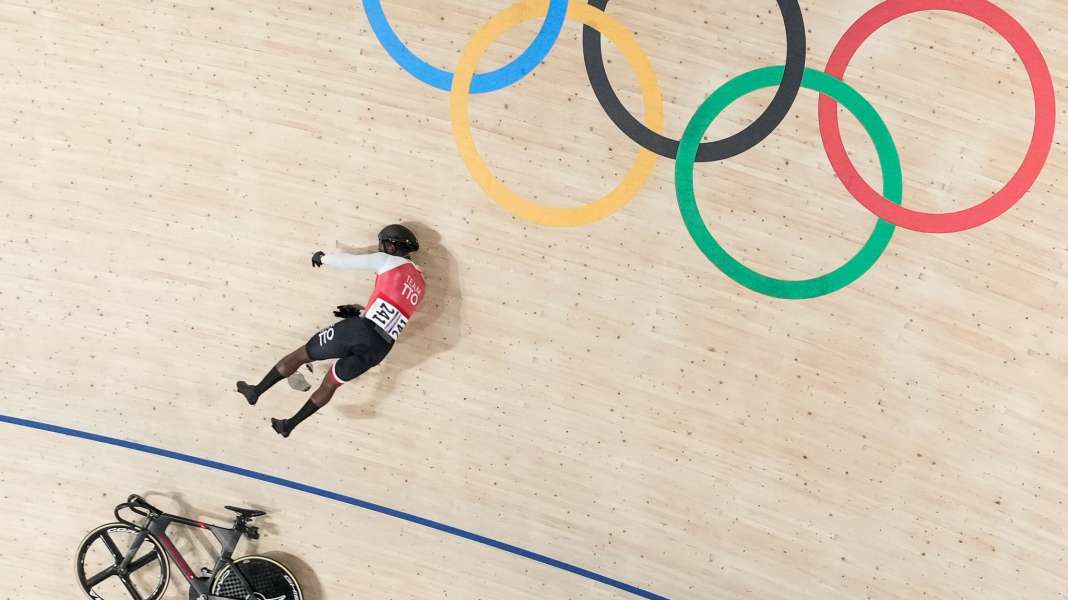 Schock bei Olympia: Bahnradfahrer schwer gestürzt
