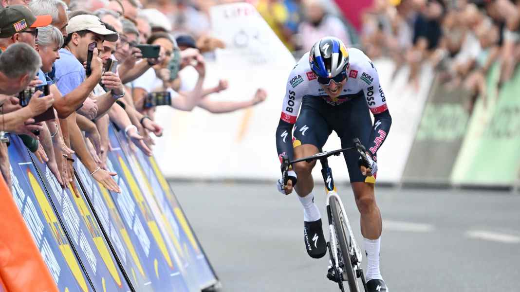 Starke Geste: Radstar Lipowitz bei Deutschland Tour als Wasserträger