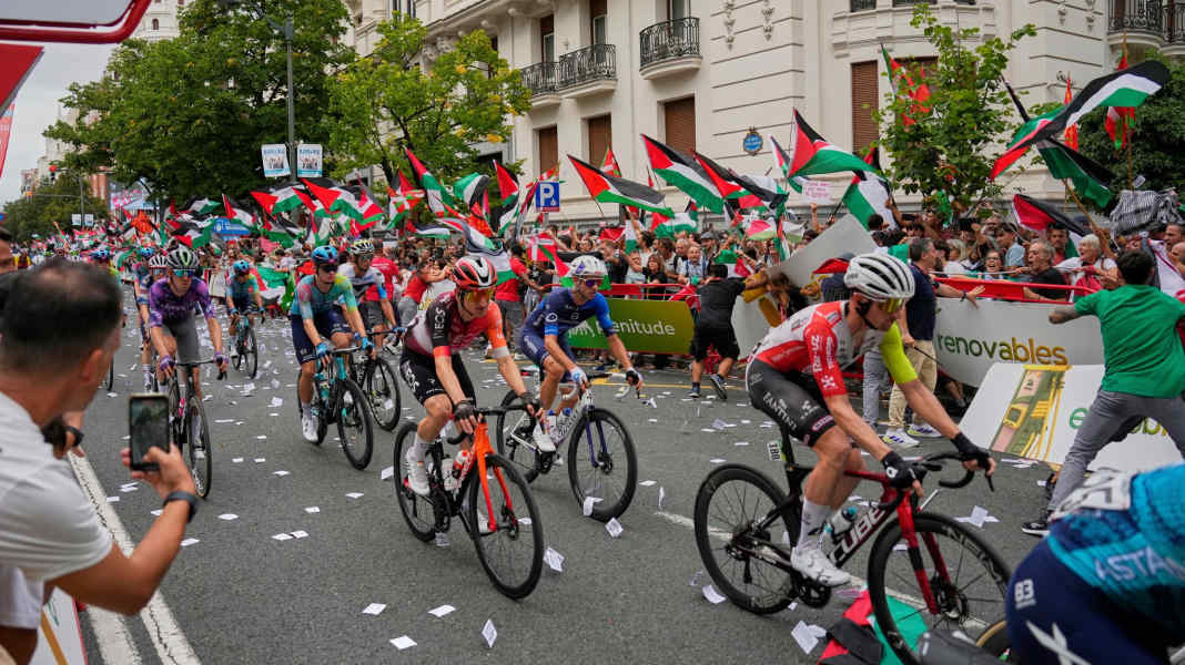 Wieder Protestaktion bei der Vuelta: Radprofi Romo gestürzt