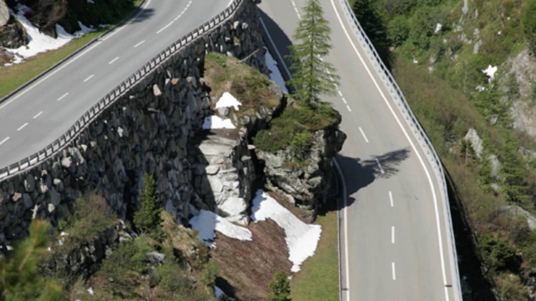 Anstiege der Alpen: Furkapass - Furkapass: Beeindruckende Fahrt am Eisstrom vorbei