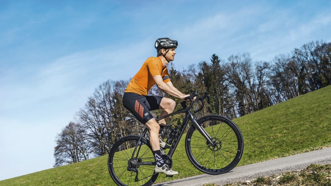 Rennrad Bergtraining: Wie werde ich schneller am Berg?