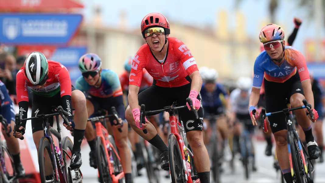 Vuelta Femenina: Sturz-Chaos im Finale! Jackson gewinnt 2. Etappe