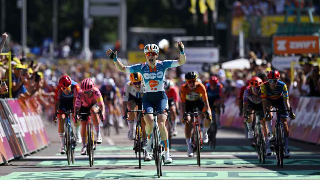 Tour de France Femmes - 1. Etappe: Kool nutzt Wiebes-Defekt und gewinnt Sprint-Auftakt in Den Haag