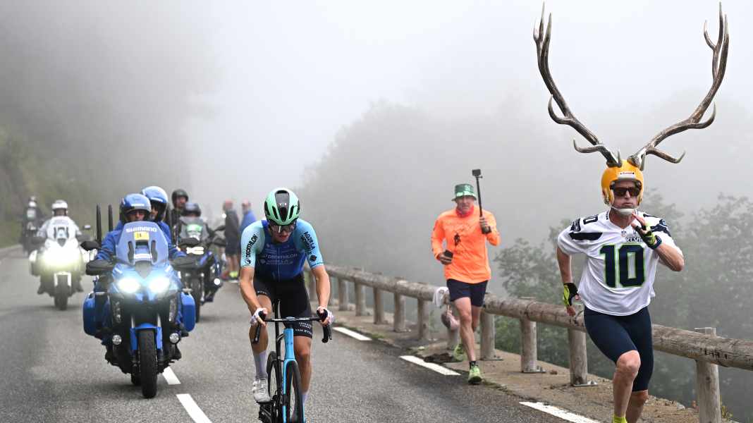 Kurioses bei der Tour de France: Wehendes Haar, kurze Socken, Schilder-Dieb